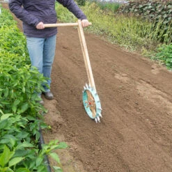 Front Page -JOHNNY SEEDS Sales 07773 01 single rolling dibbler